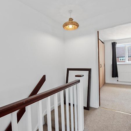 Luxurious 2-Bedroom Haven In Vibrant Robinhood: Ideal For Business Or Leisure Stay Nottingham Exteriör bild